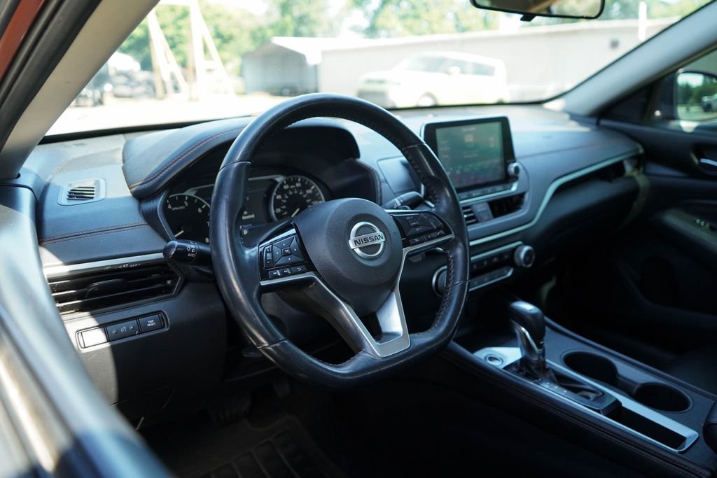 Used 2020 Nissan Altima 2.5 SR w/ Premium Package FWD image 6