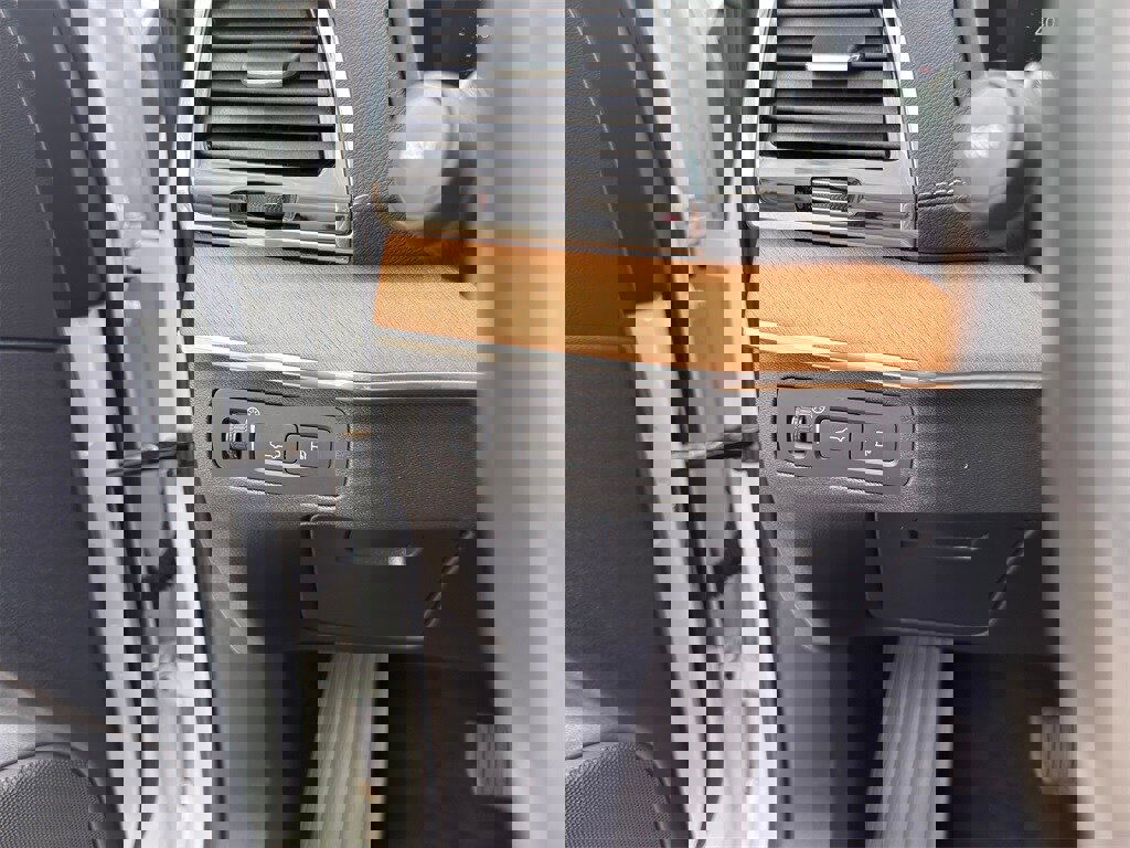 Used 2019 Volvo XC90 T8 Inscription w/ Luxury Package image 25