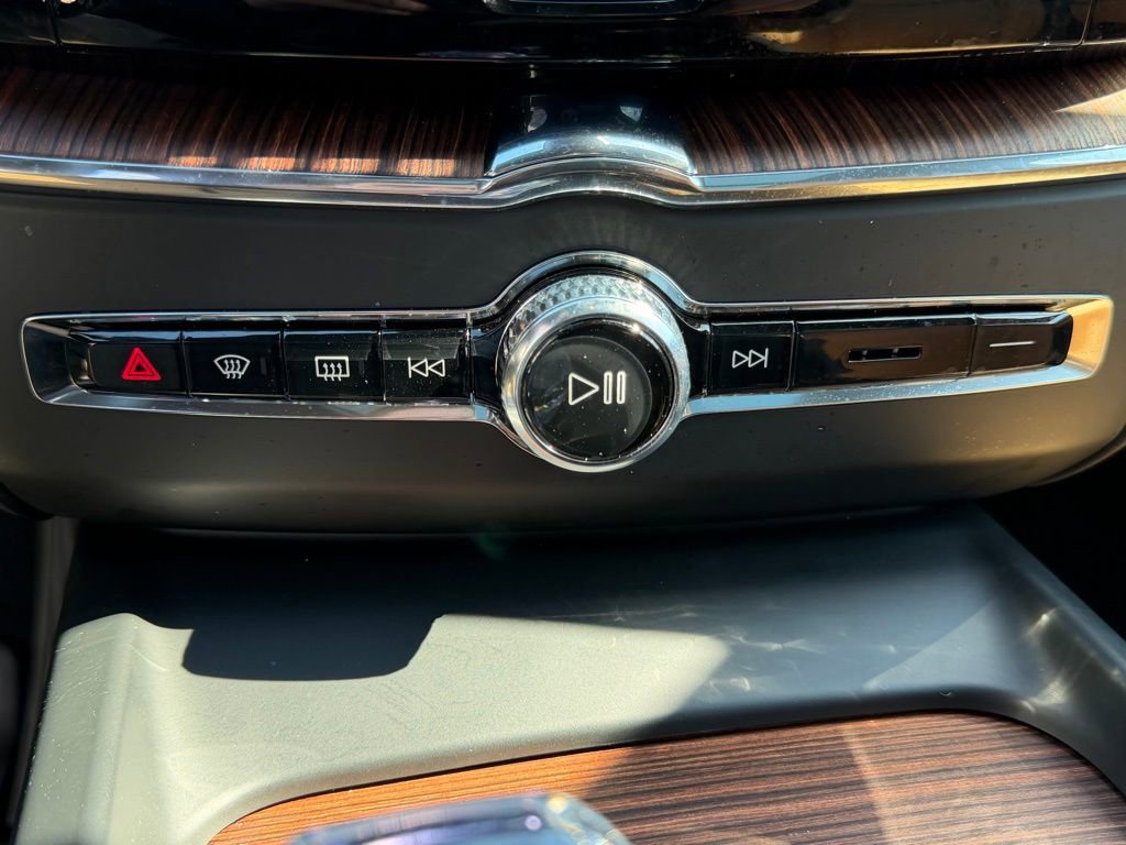 Used 2024 Volvo XC60 B5 Ultimate w/ Protection Package Premier image 25