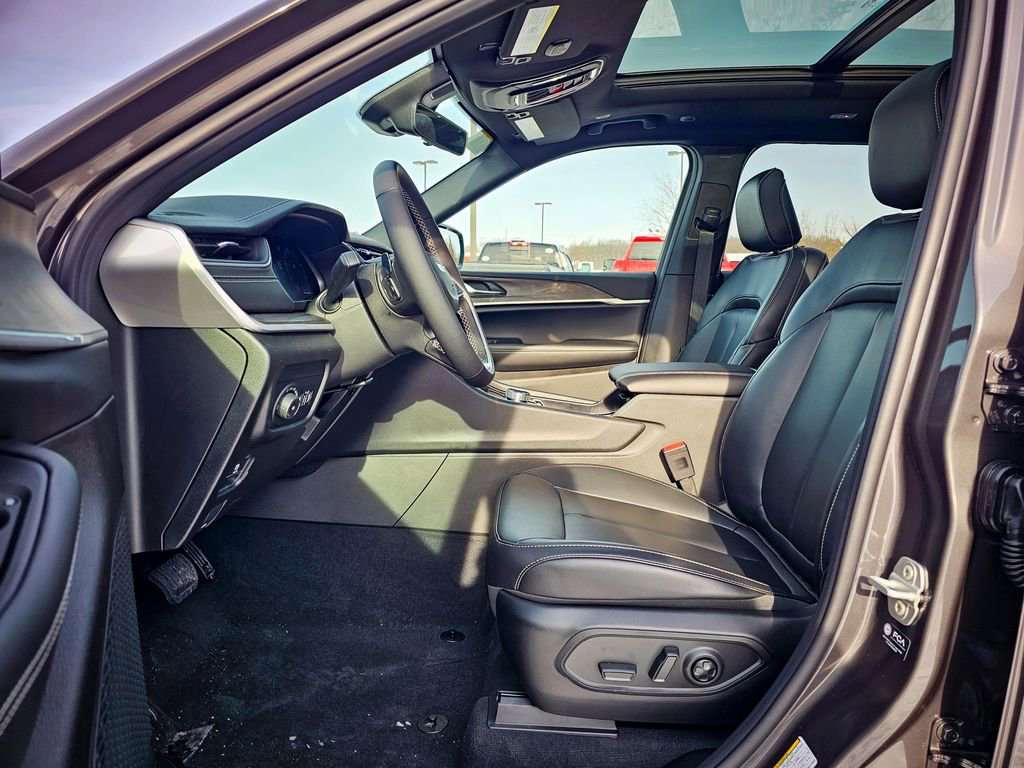 New 2025 Jeep Grand Cherokee L Limited w/ Black Appearance Package image 13