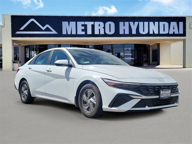 Certified 2025 Hyundai Elantra SE image 1