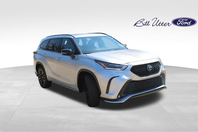 Used 2025 Toyota Highlander XSE AWD/4WD image 3