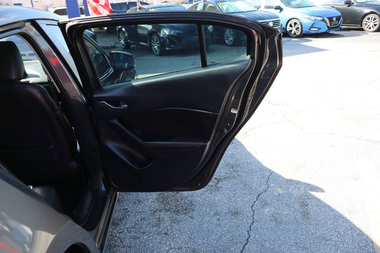Used 2018 MAZDA MAZDA3 Grand Touring w/ Premium Equipment Package FWD image 18