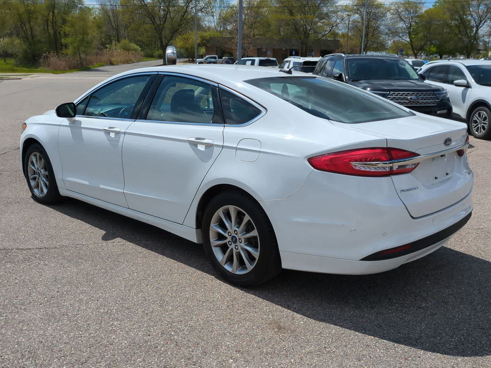 Used 2017 Ford Fusion SE w/ Fusion SE Technology Package FWD image 6