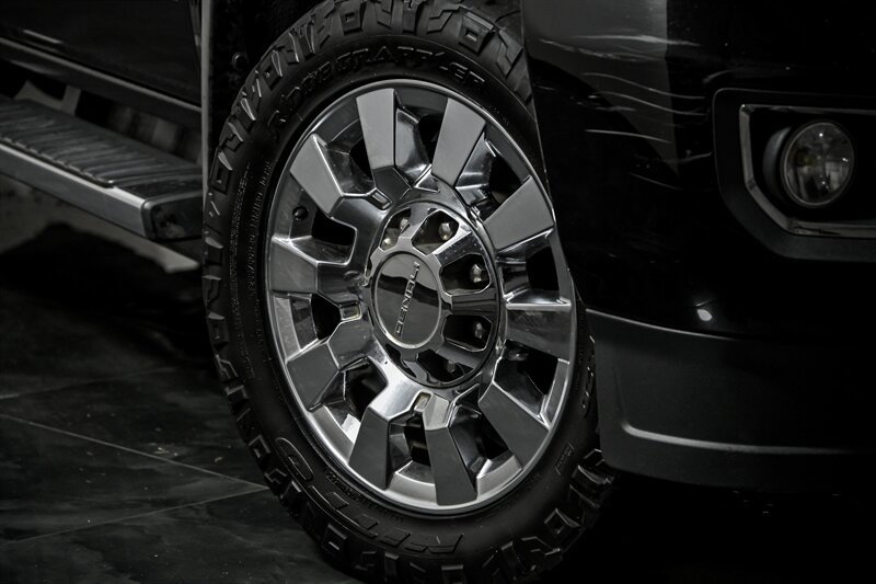 Used 2018 GMC Sierra 2500 Denali w/ Duramax Plus Package AWD/4WD image 3