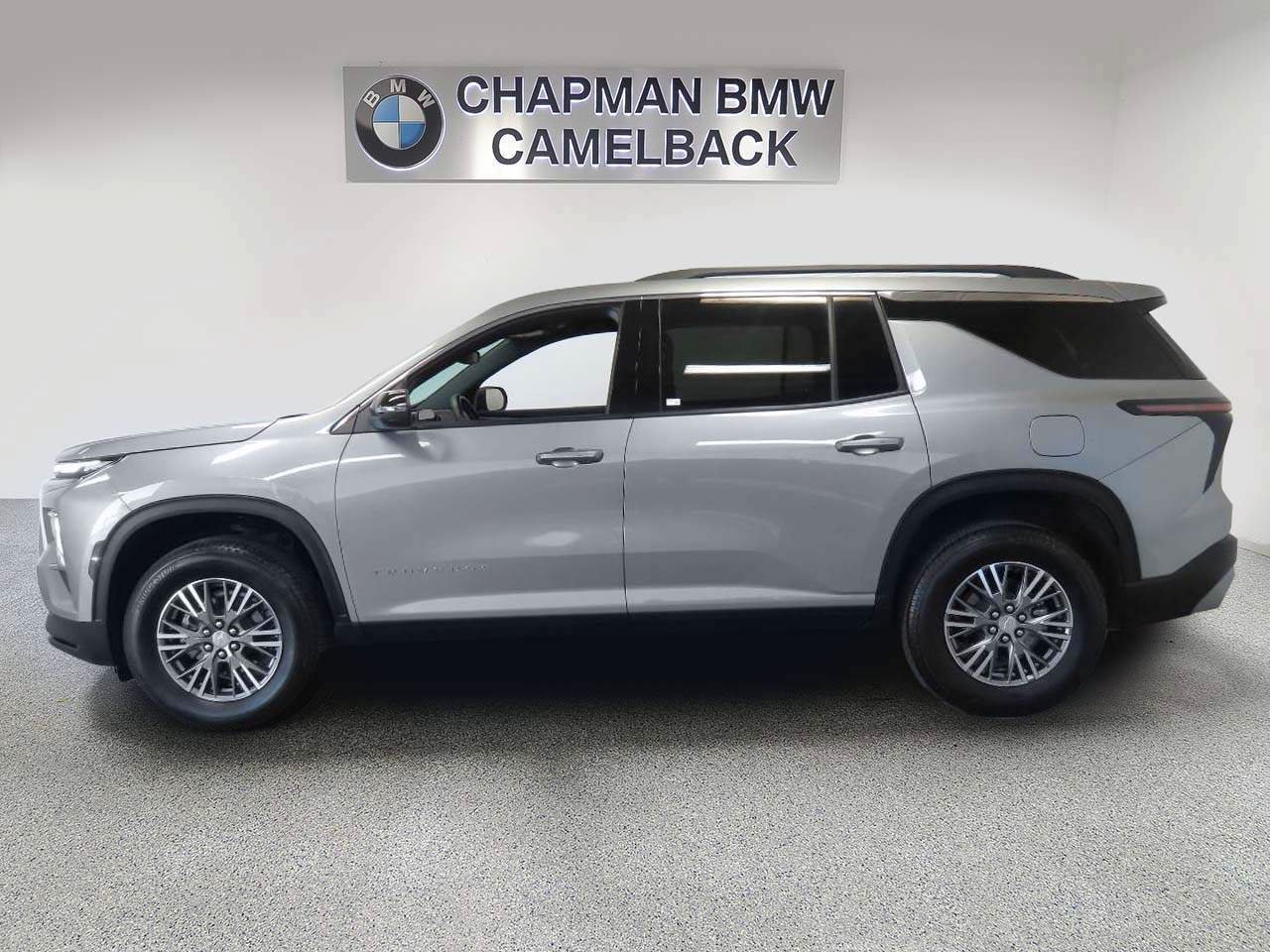 Used 2025 Chevrolet Traverse LT AWD/4WD image 3