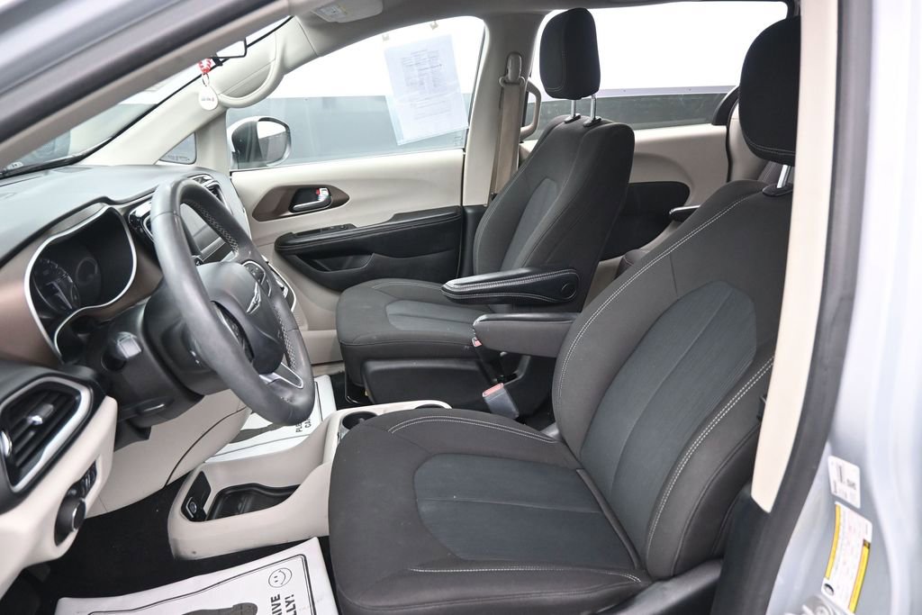 Used 2022 Chrysler Voyager LX FWD image 23