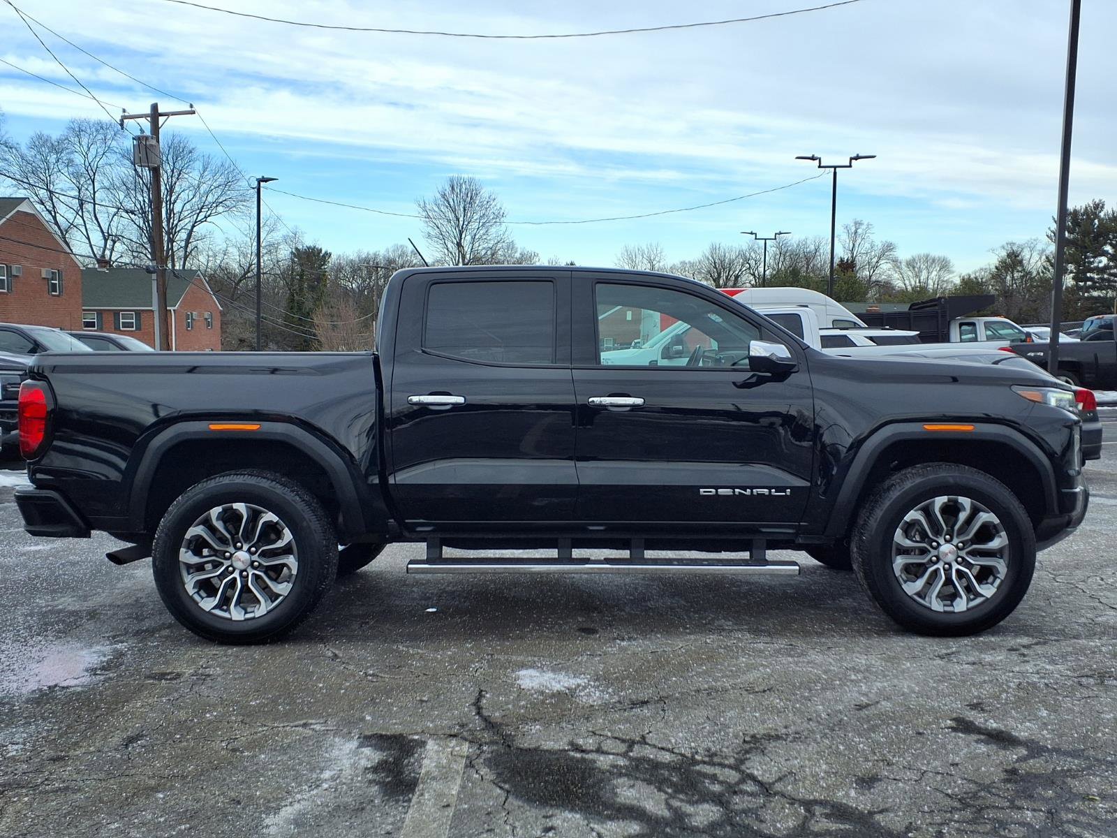 Used 2023 GMC Canyon Denali image 2