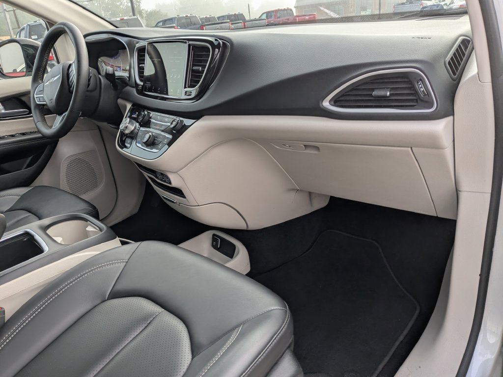 Used 2024 Chrysler Pacifica Touring-L FWD image 14