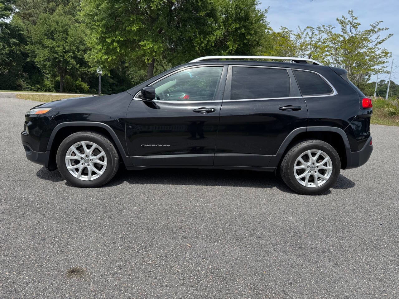 Used 2017 Jeep Cherokee Latitude w/ Comfort/Convenience Group FWD image 3