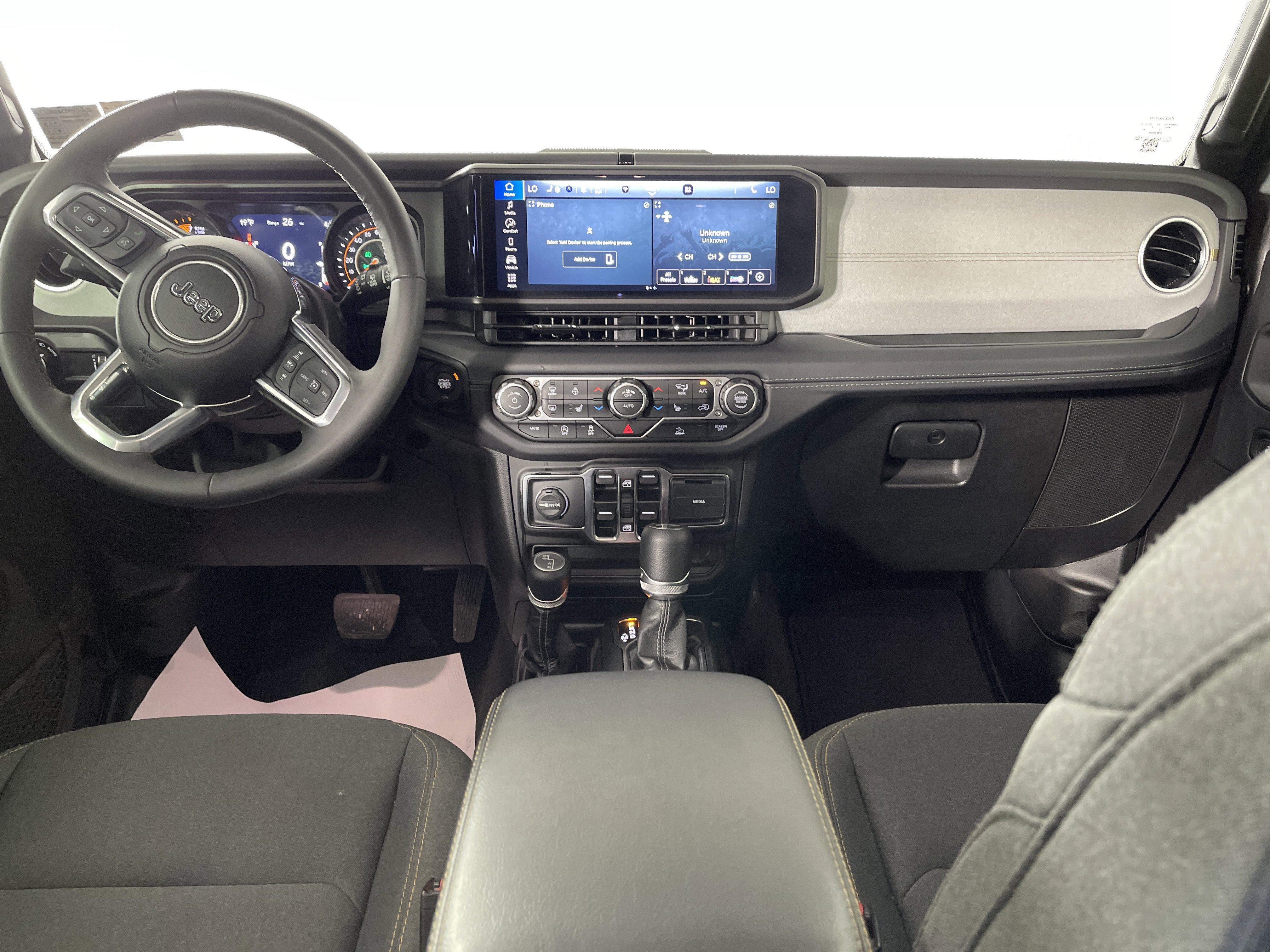 Used 2025 Jeep Wrangler Sahara image 13