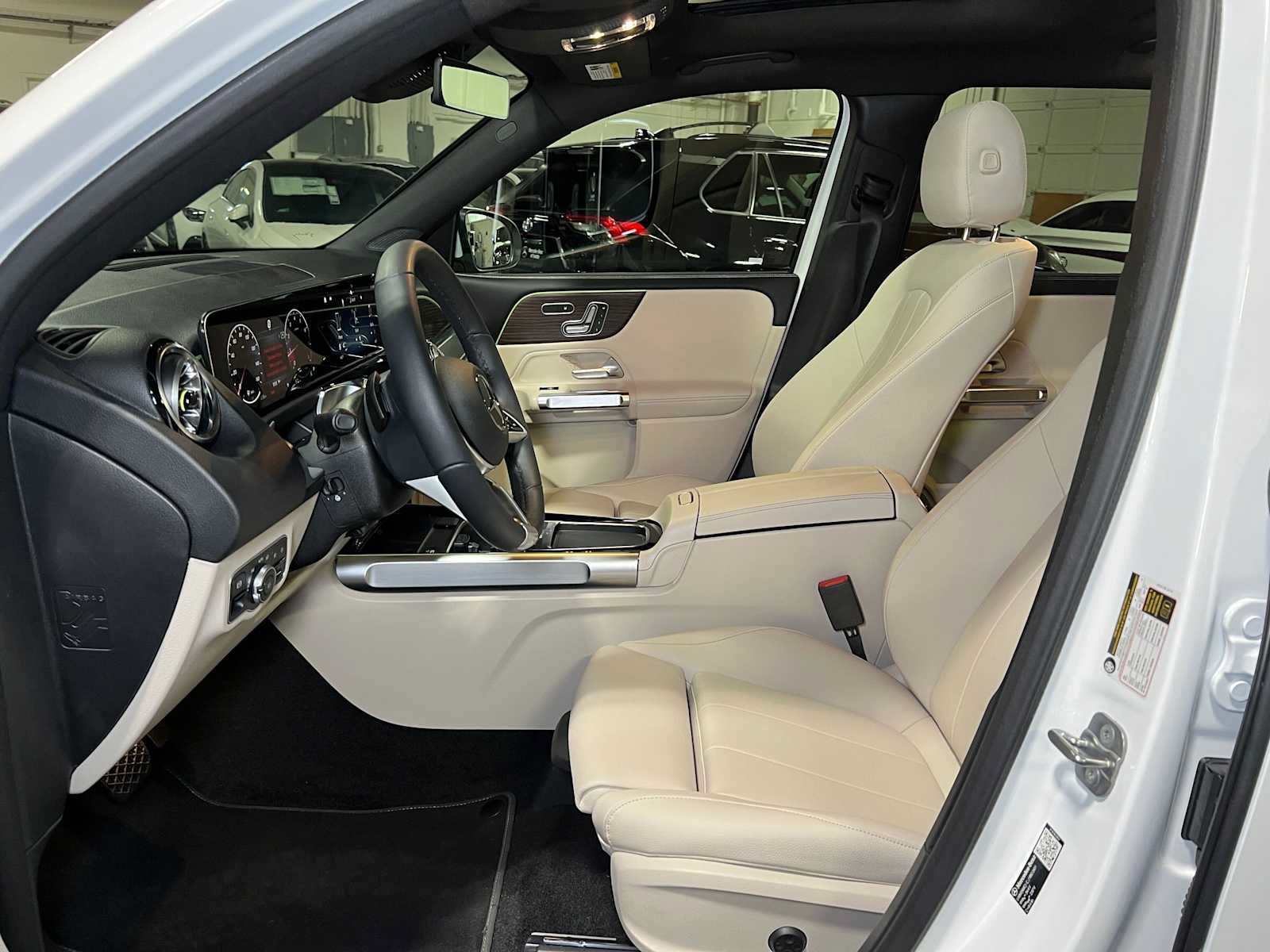 Used 2026 Mercedes-Benz GLB 250 4MATIC image 23