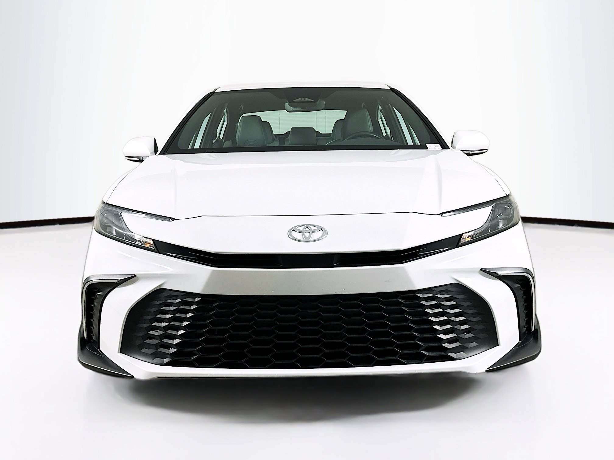 Used 2025 Toyota Camry SE image 2