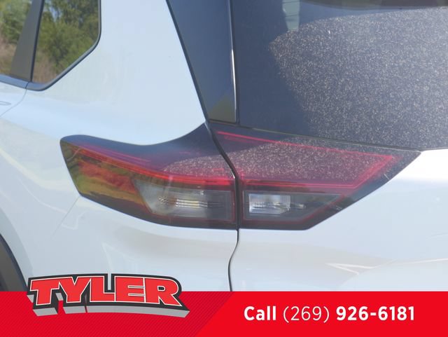 Used 2024 Nissan Rogue S FWD image 12