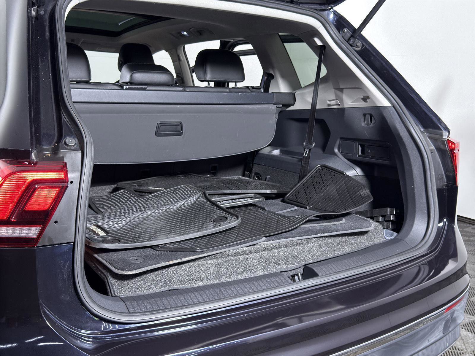 Used 2018 Volkswagen Tiguan SE w/ Panoramic Sunroof Package FWD image 30