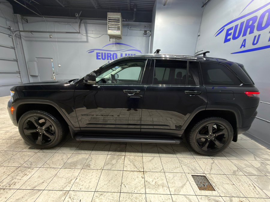 Used 2023 Jeep Grand Cherokee Limited w/ Black Appearance Package AWD/4WD image 7
