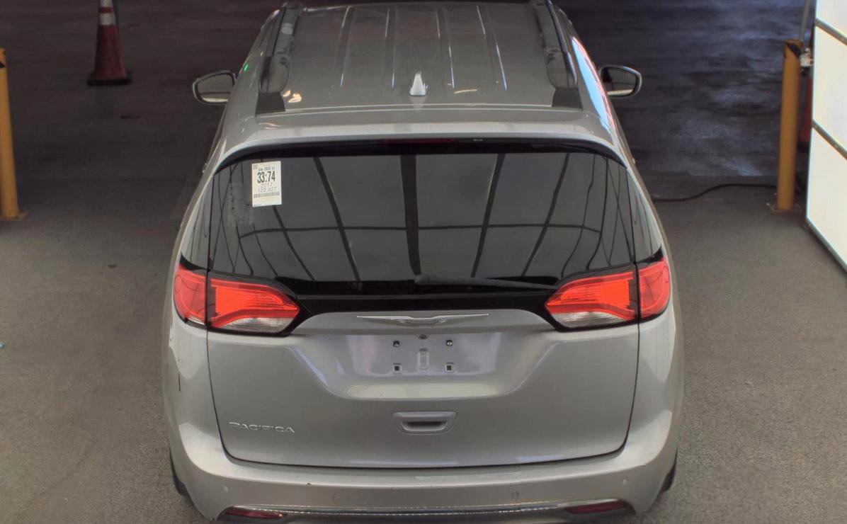 Used 2017 Chrysler Pacifica Touring-L FWD image 5