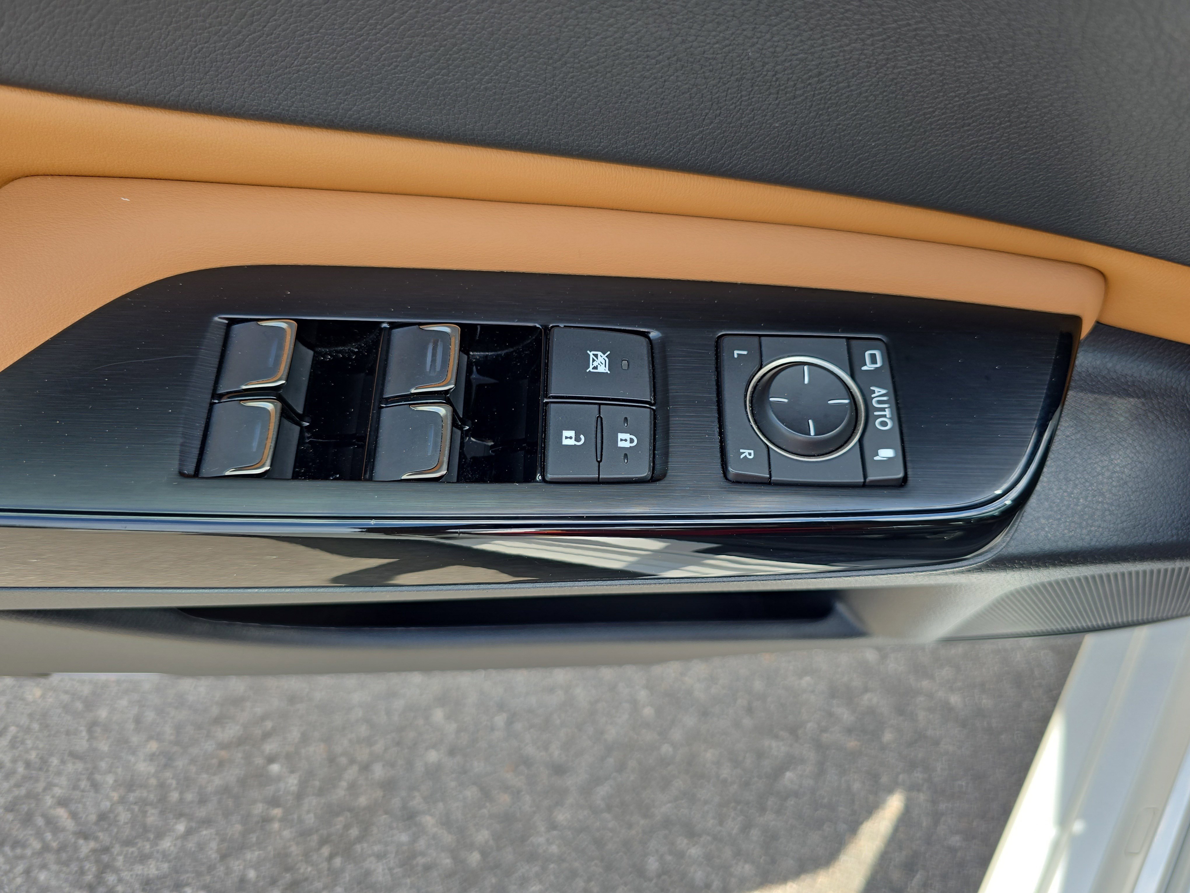 Used 2024 Lexus ES 350 Ultra Luxury w/ Accessory Package (Z2) FWD image 27