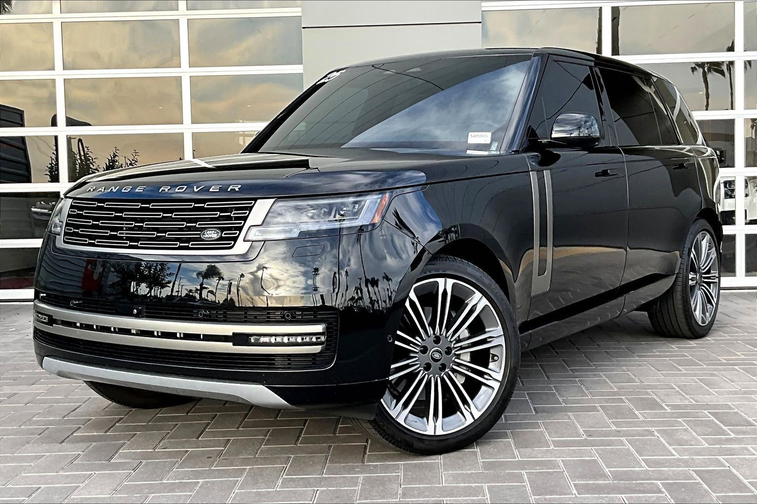 Certified 2025 Land Rover Range Rover Long Wheelbase SE image 1