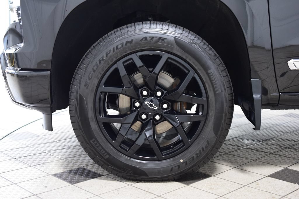Used 2024 Chevrolet Silverado 1500 High Country w/ Technology Package AWD/4WD image 30