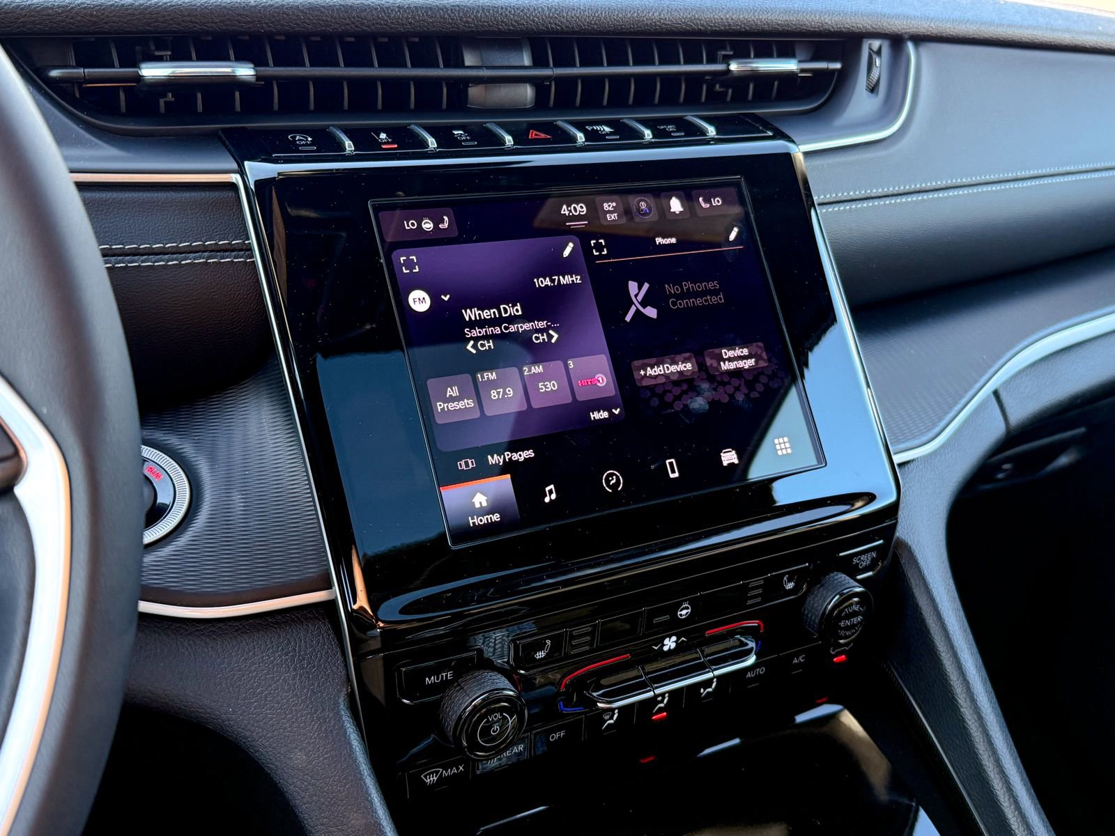 Used 2025 Jeep Grand Cherokee Altitude image 19