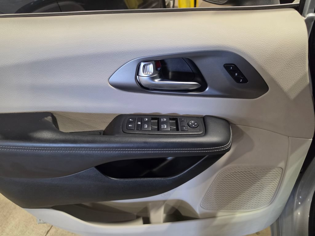 Used 2023 Chrysler Pacifica Touring-L FWD image 5