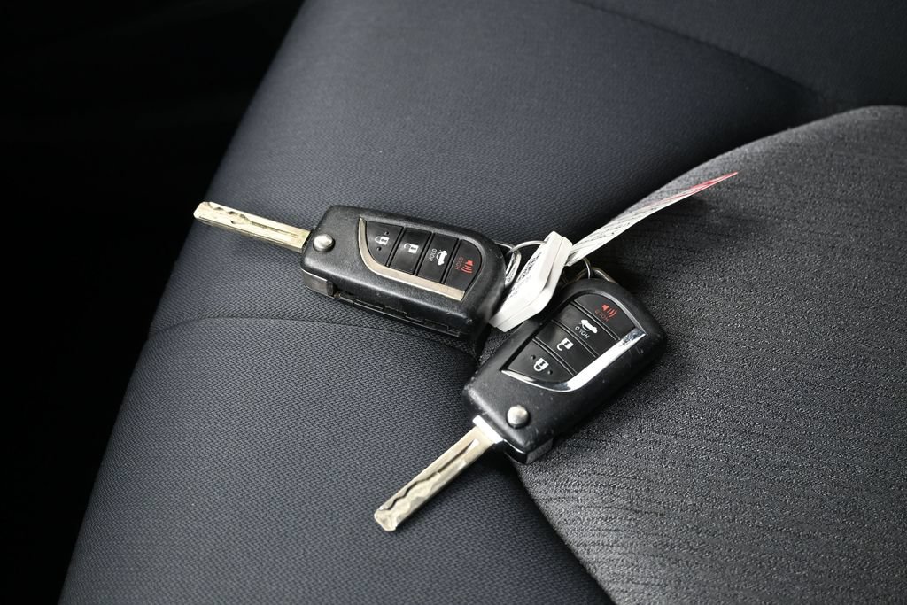 Used 2018 Toyota Camry LE FWD image 25