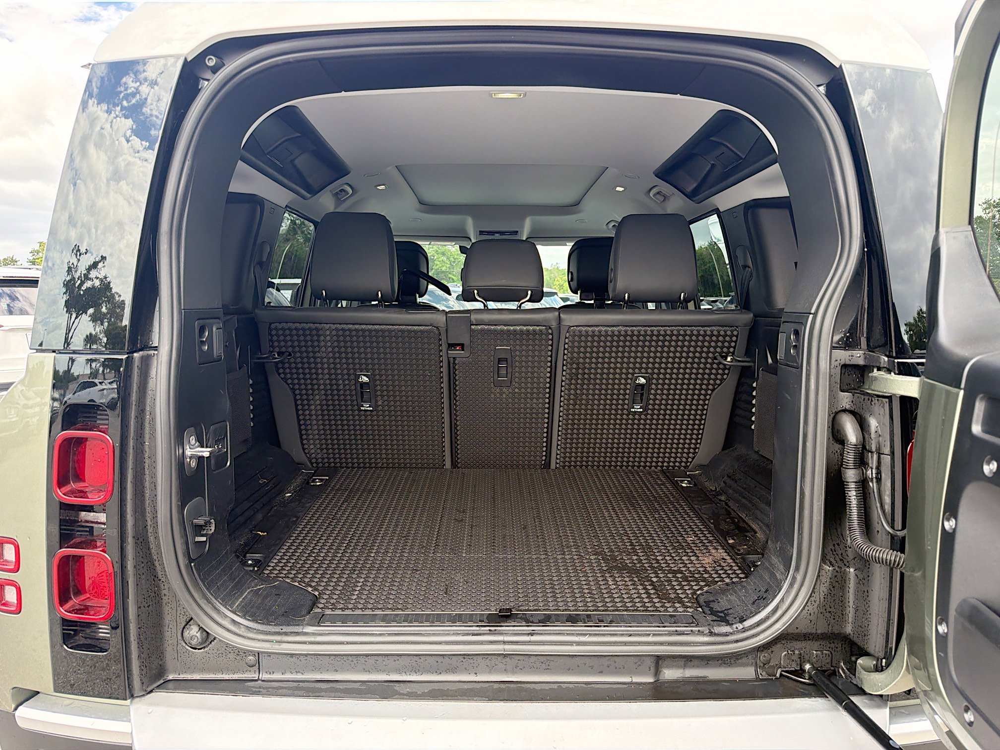 Used 2025 Land Rover Defender 110 S image 12