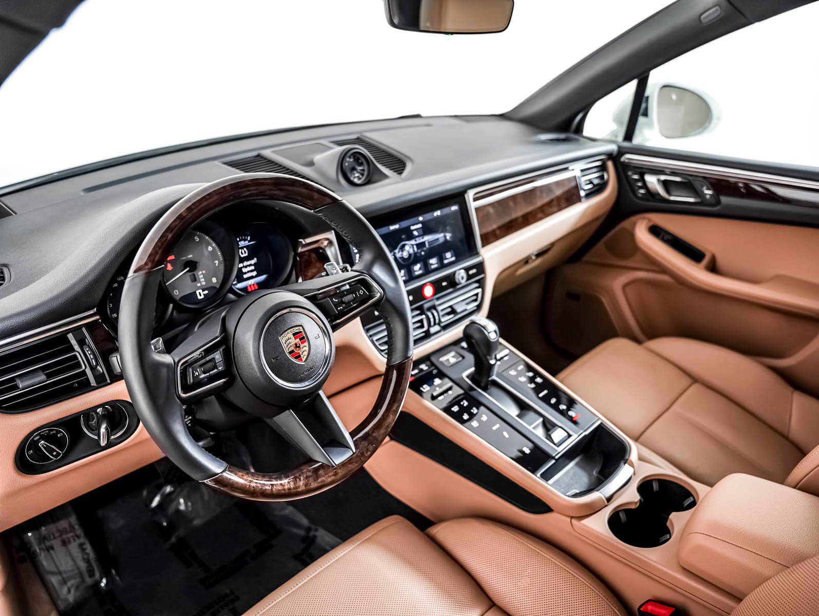 Certified 2025 Porsche Macan S AWD/4WD image 4