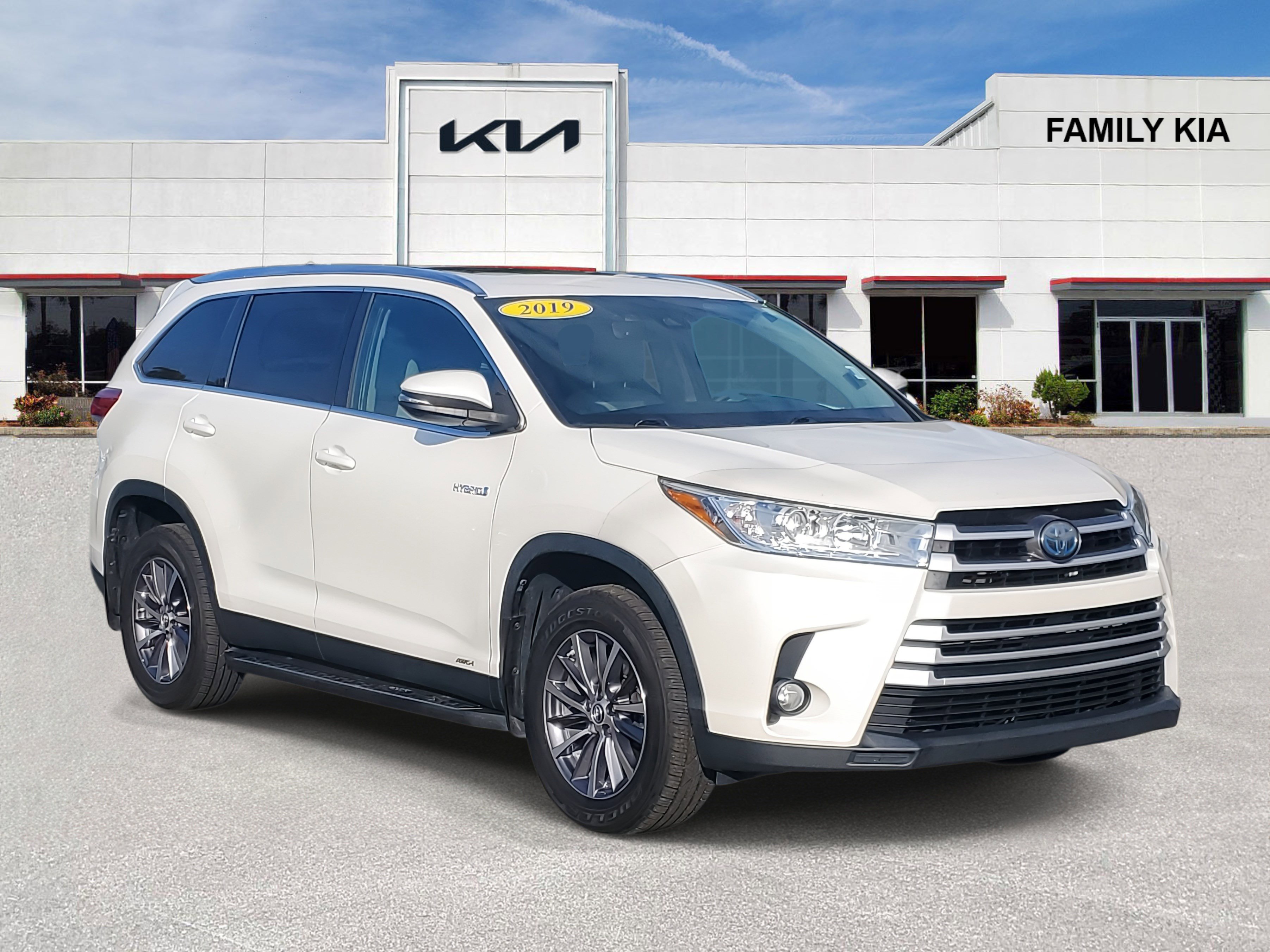 Used 2019 Toyota Highlander XLE image 1