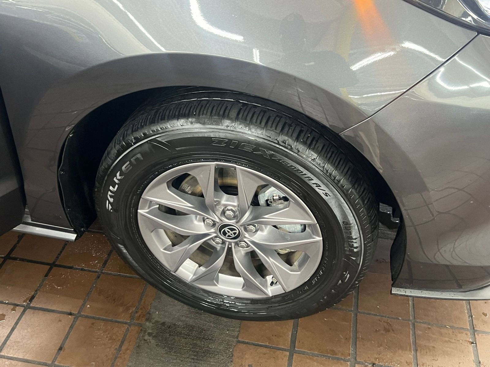 Used 2025 Toyota Sienna XLE image 29