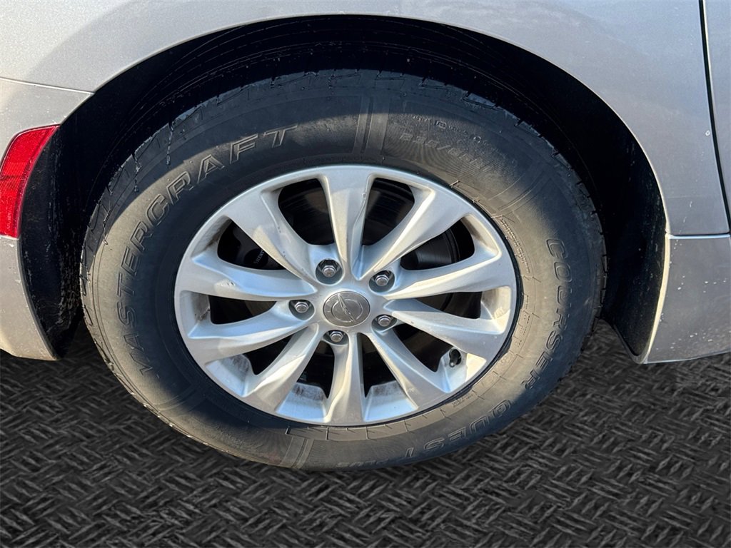 Certified 2019 Chrysler Pacifica Touring-L image 12