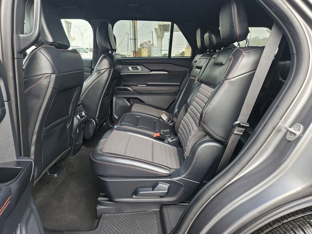 Used 2025 Ford Explorer ST-Line w/ ST-Line Street Pack image 16