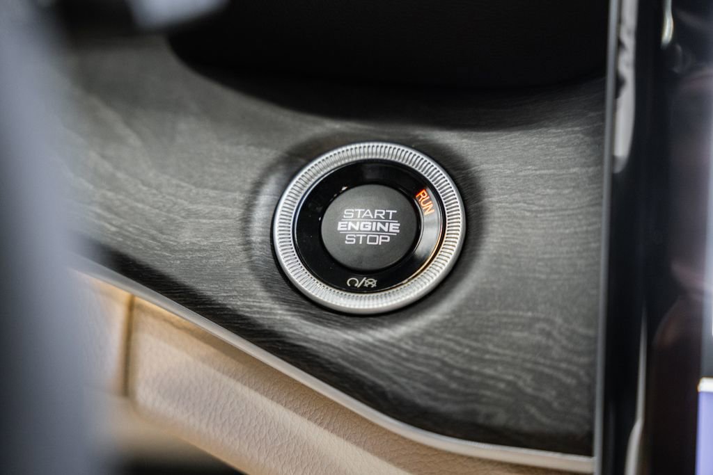 New 2025 Jeep Grand Cherokee Limited w/ Luxury Tech Group II image 28