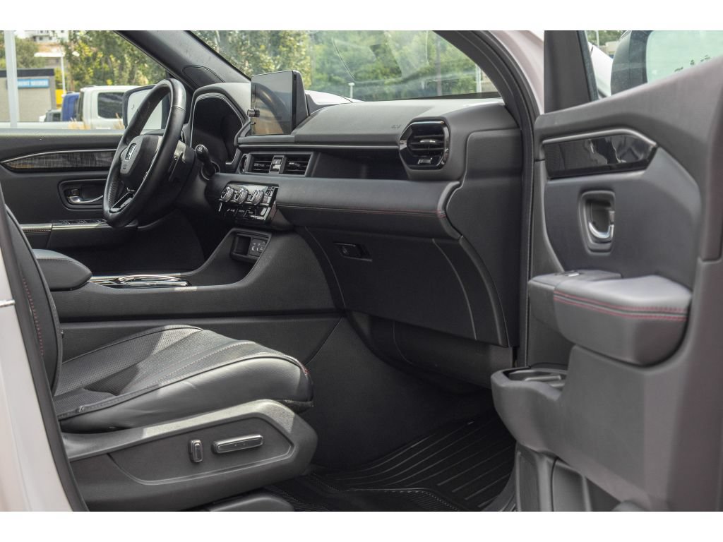 Used 2025 Honda Pilot Black Edition image 10