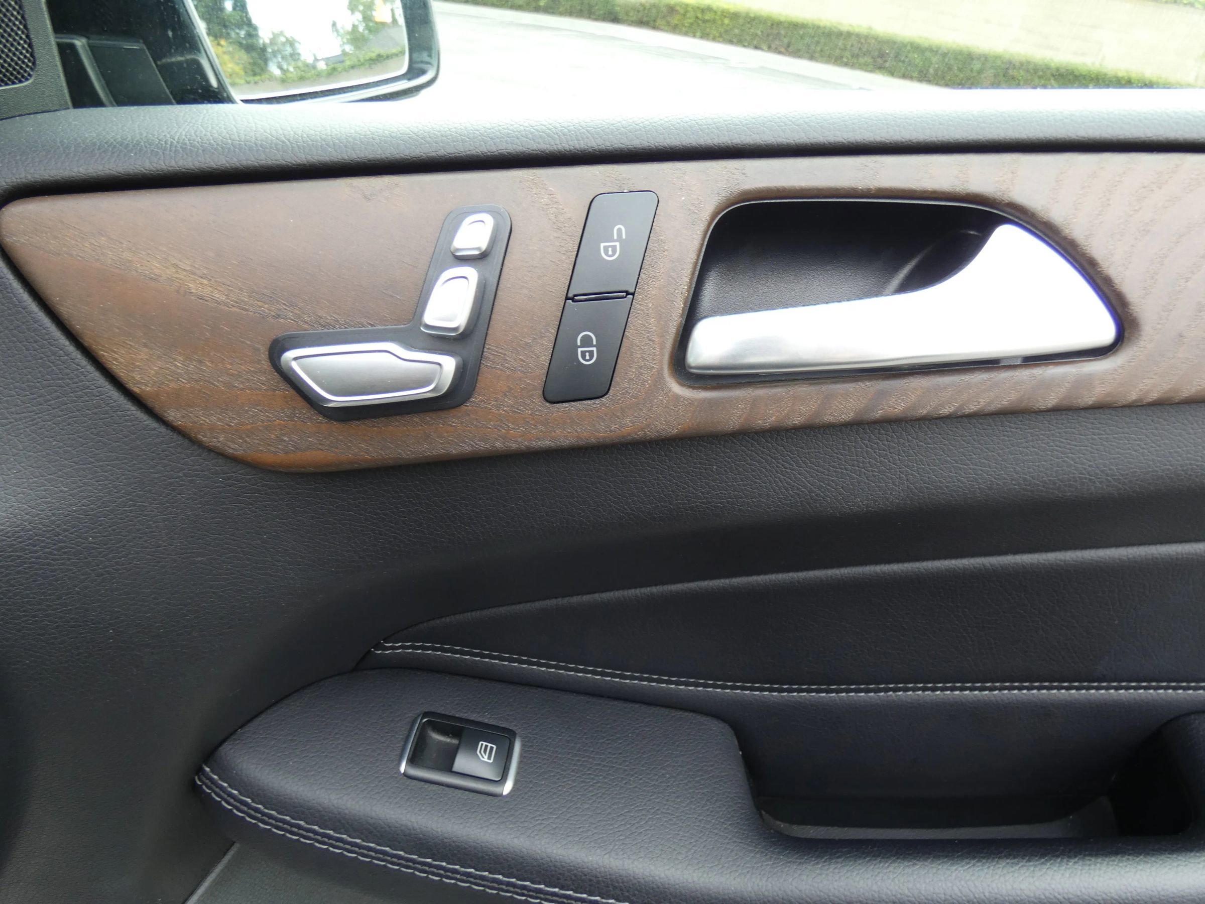 Used 2016 Mercedes-Benz GLE 350 w/ Premium Package image 34