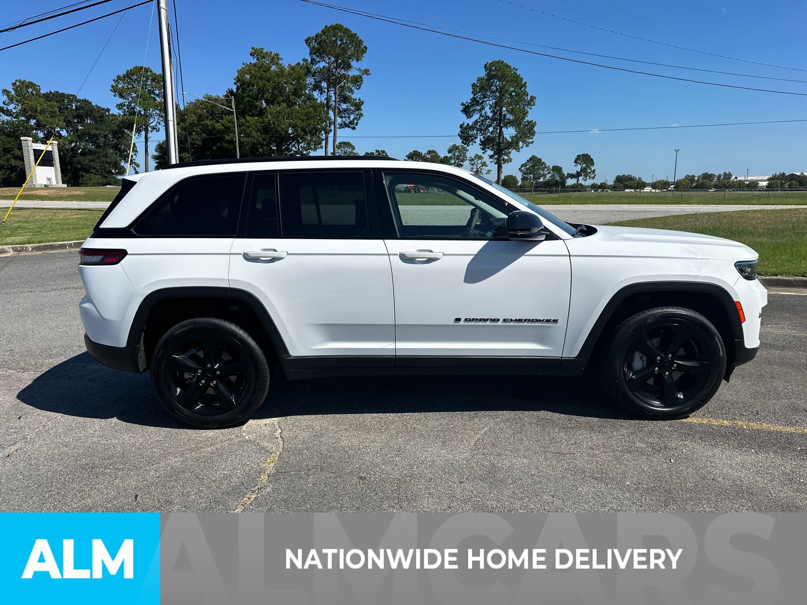 Used 2023 Jeep Grand Cherokee Limited w/ Black Appearance Package AWD/4WD image 4