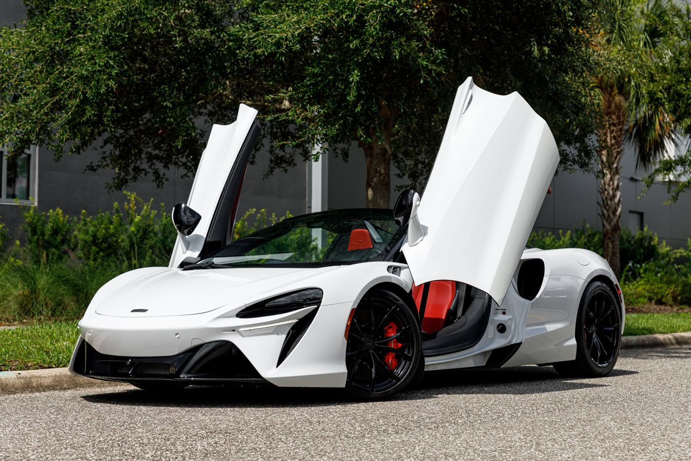 Used 2025 McLaren Artura Spider RWD image 33
