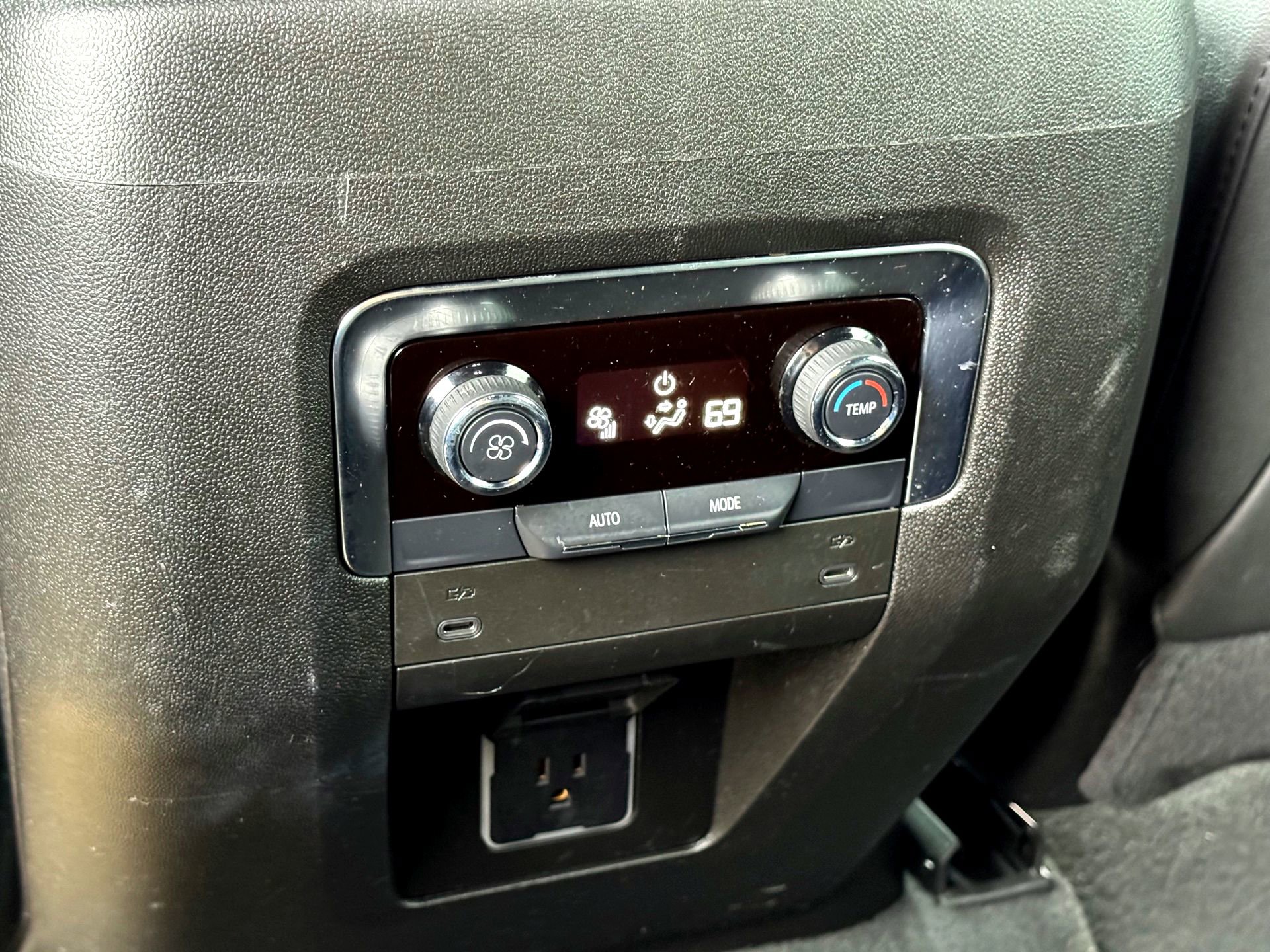 Used 2025 Chevrolet Suburban Z71 AWD/4WD image 21