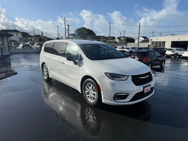 Used 2024 Chrysler Pacifica Touring-L image 7