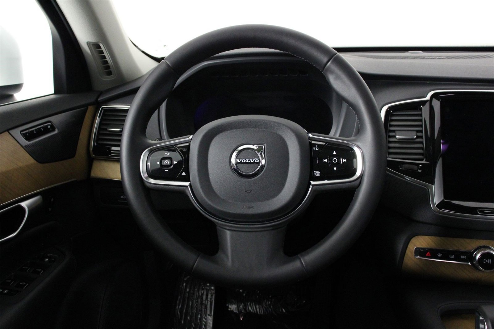 Certified 2024 Volvo XC90 T8 Plus w/ Protection Package Premier image 8