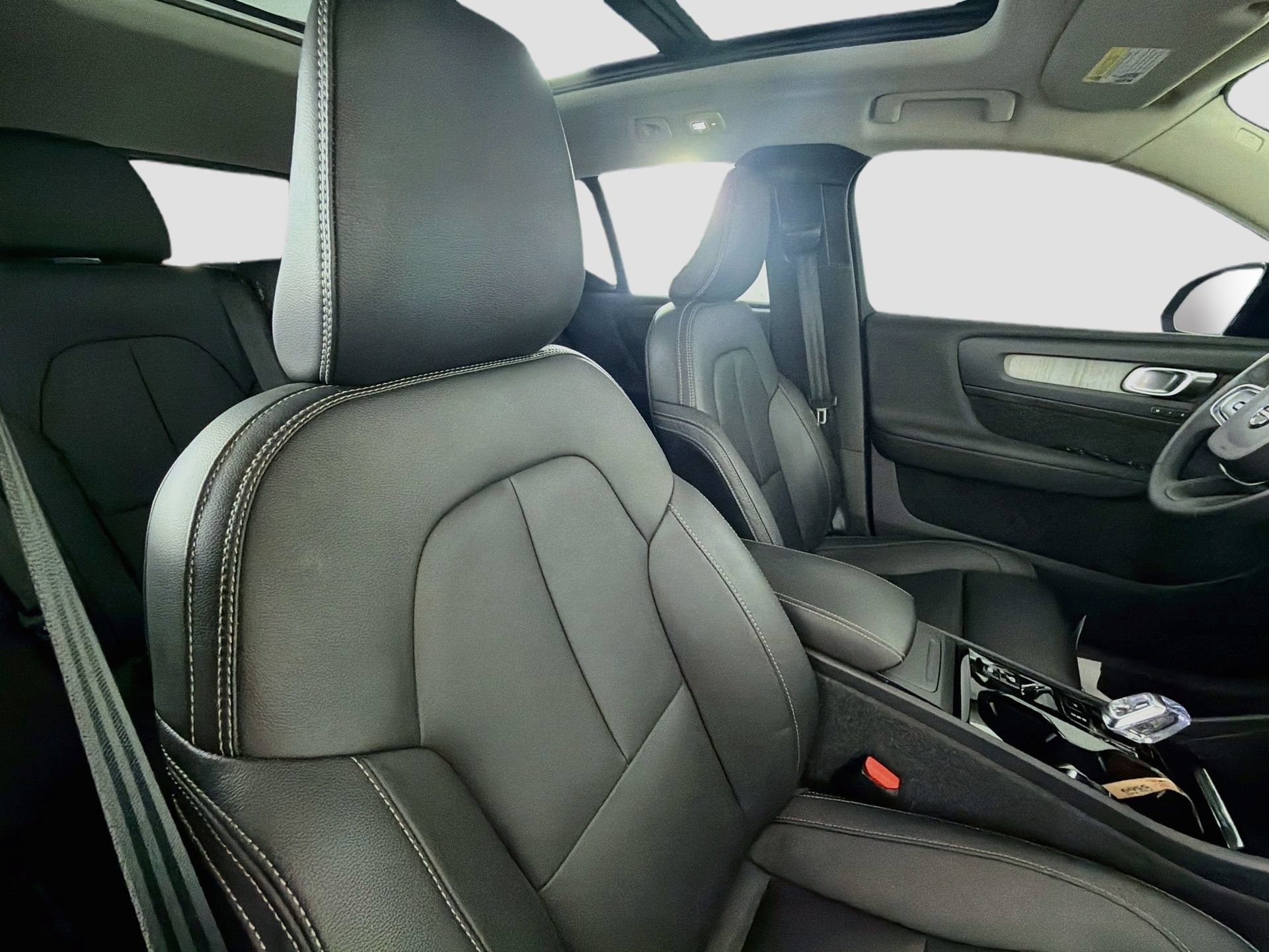 Certified 2024 Volvo XC40 B5 Plus AWD/4WD image 28