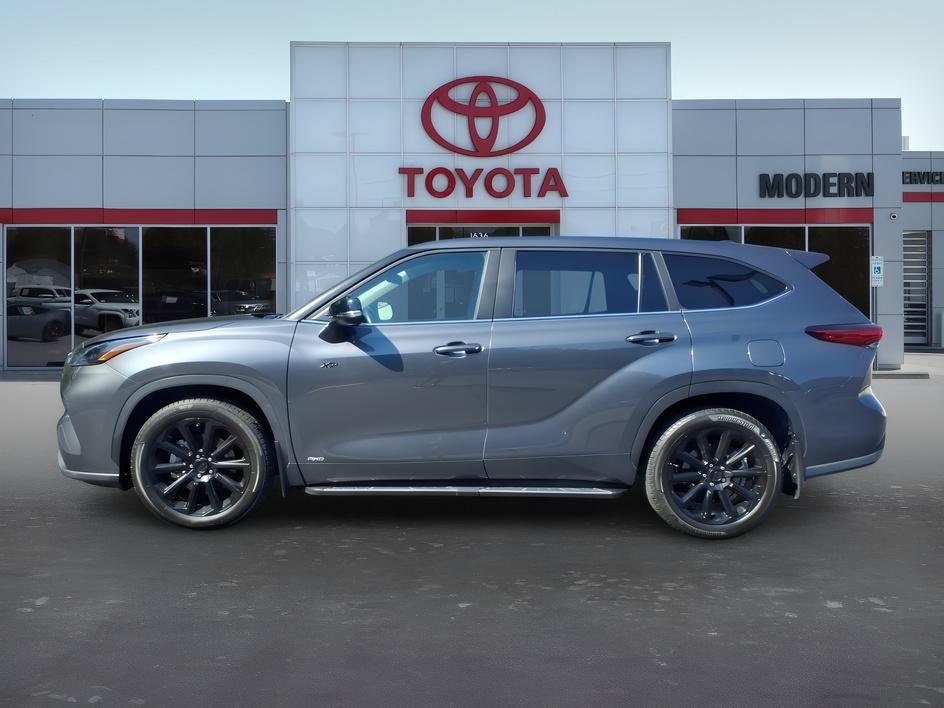 Used 2023 Toyota Highlander LE AWD/4WD image 2