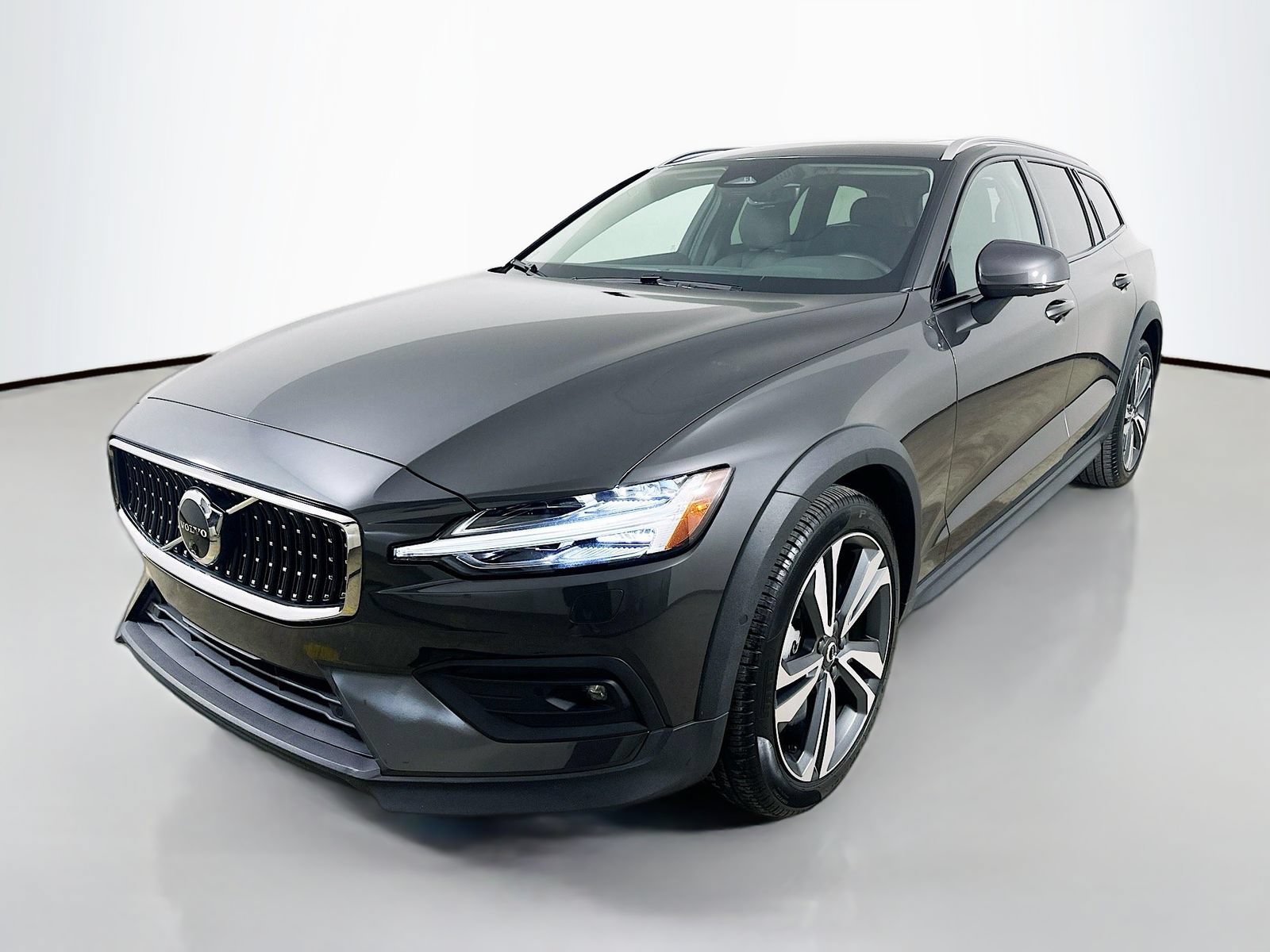 Used 2025 Volvo V60 B5 Cross Country Plus