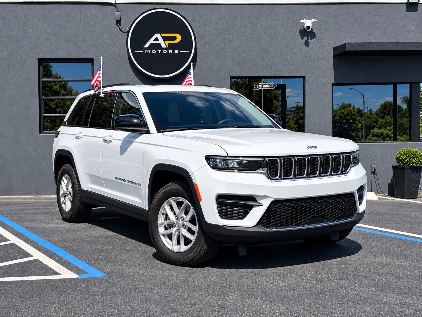 Used 2023 Jeep Grand Cherokee Laredo X RWD image 1