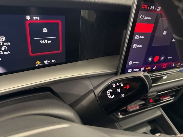 Used 2025 Volkswagen Tiguan SE image 18