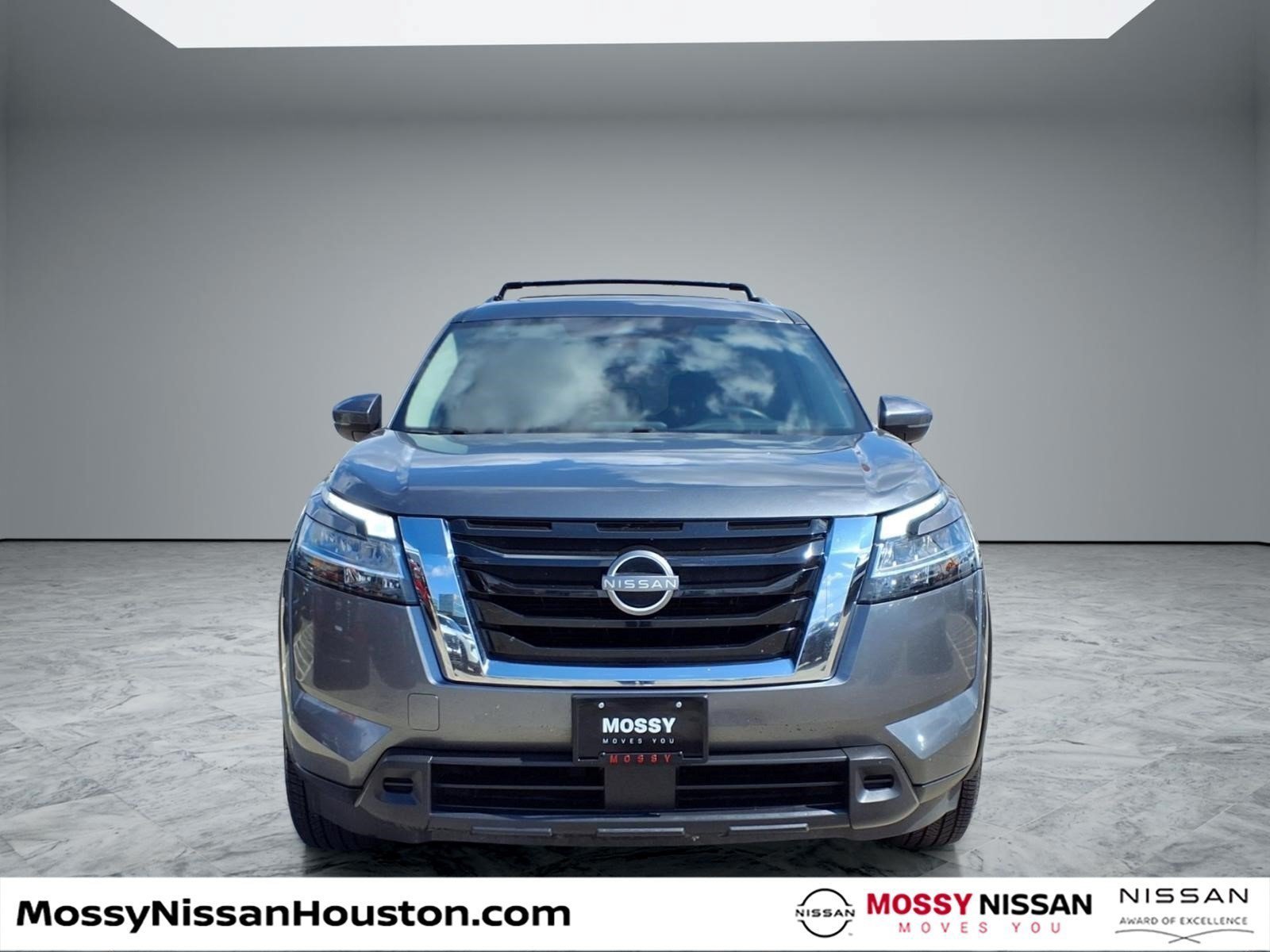 Used 2022 Nissan Pathfinder SV w/ SV Premium Package FWD image 3