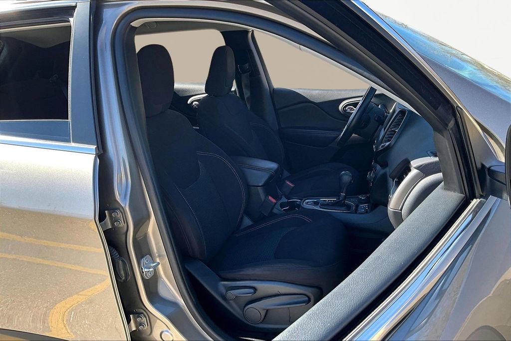 Used 2019 Jeep Cherokee Latitude w/ Cold Weather Group AWD/4WD image 7