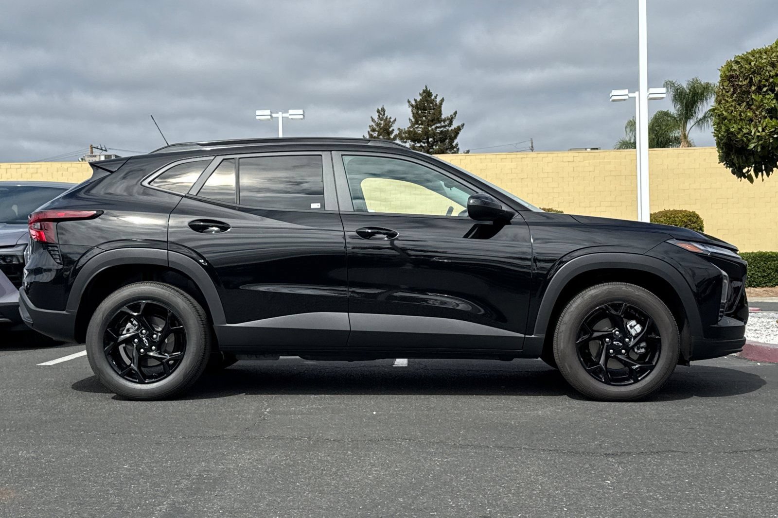 Used 2026 Chevrolet Trax LT w/ Midnight Edition FWD image 4
