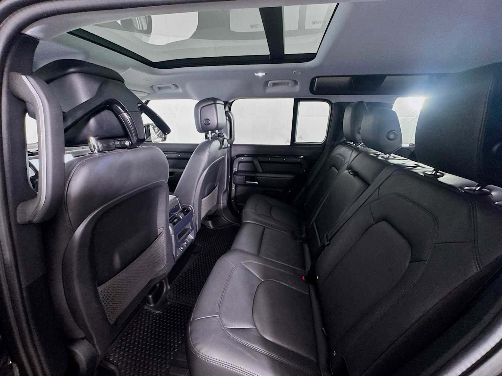 Used 2025 Land Rover Defender 110 S image 24